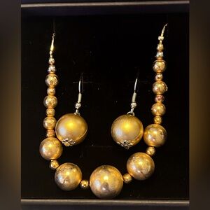 Costume pearl Gold tone Set.Bundle jewelry $10or less  2/$15.